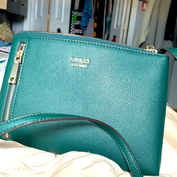 Green Guess purse - Picture 1 of 2